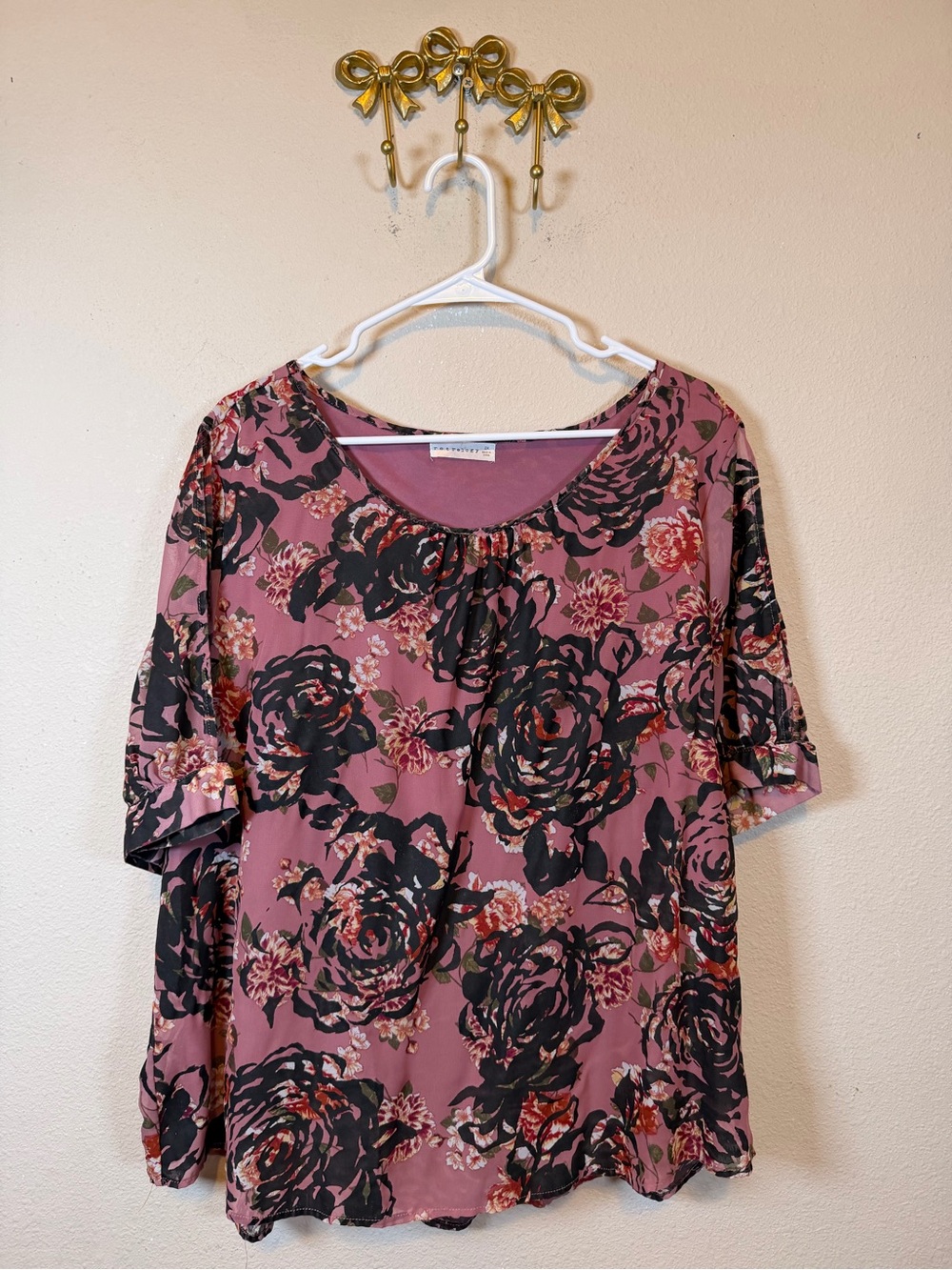 Retrelogy Floral Scoop Neck Blouse in Mauve and Black - Lightweight. Size 2X